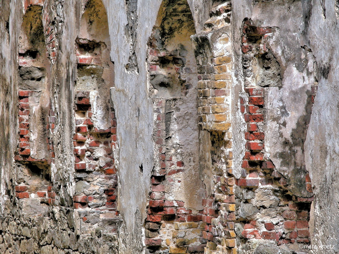 MAUERRESTE VON OFFIZIERS HAUS KARIBIK 